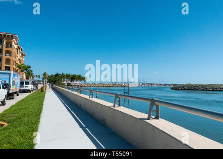 Fort Pierce, Florida/United States - 04/20/19 : Vue sur l'Intracoastal Waterway, pont, voiliers et marché de producteurs sur un beau samedi matin. Banque D'Images