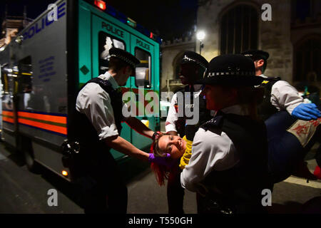 Un activiste climatique est arrêté à l'extinction d'une démonstration de la rébellion dans la place du Parlement, Londres. Banque D'Images