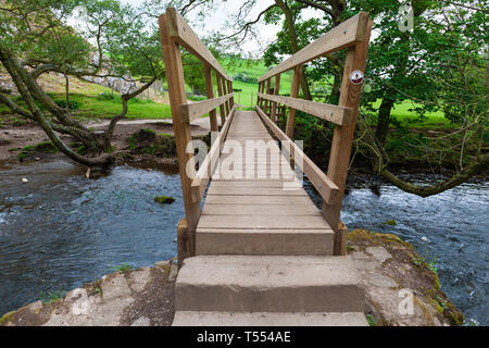 En bois étroite passerelle sur rivière Dove, parc national de Peak District, Derbyshire, Angleterre Banque D'Images