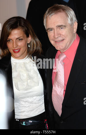 LOS ANGELES, CA. 08 décembre 2005 : l'Acteur BRIAN COX & femme NICOLE ANSARI-COX au Los Angeles première de son nouveau film Match Point. © 2005 Paul Smith / Featureflash Banque D'Images