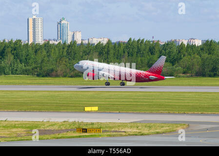 SAINT-PÉTERSBOURG, RUSSIE - 20 juin 2018 : un avion320-214 (VP-BWH) de la compagnie aérienne Rossiya au décollage. L'aéroport Pulkovo Banque D'Images