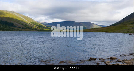 Hadatayoganlor dans le Grand lac nuageux après-midi d'août. L'Oural, Russie Banque D'Images