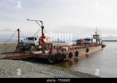 LABYTNANGI, Russie - le 29 août 2018 : le déchargement d'un car-ferry sur la rivière Ob Banque D'Images