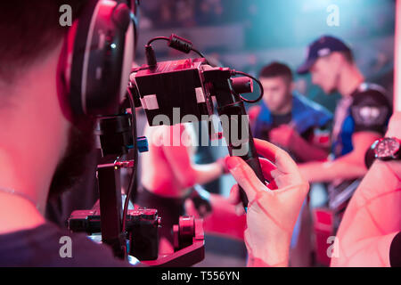 L'opérateur fait des vidéos à un événement sportif. Technicien vidéo professionnelle au travail. Caméraman pour l'événement, vue arrière. L'opérateur, tandis que workin Banque D'Images