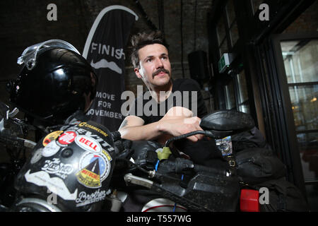 De 0001 sous embargo Lundi 22 avril Henry l'équipage qui est devenu le record Guinness pour la plus jeune personne à faire le tour du monde sur une moto. Henry, de Petersfield dans Surrey, a commencé son voyage en avril 2018 et a voyagé dans 35 pays et plus de 35 000 miles, la collecte de fonds pour la Fondation Movember. Banque D'Images
