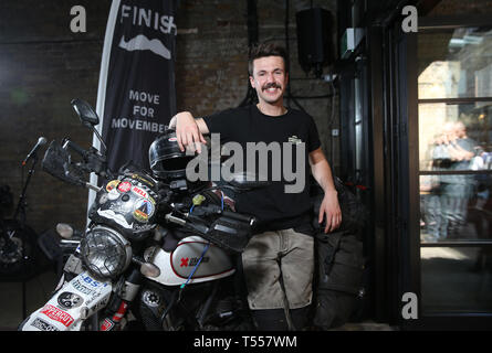 De 0001 sous embargo Lundi 22 avril Henry l'équipage qui est devenu le record Guinness pour la plus jeune personne à faire le tour du monde sur une moto. Henry, de Petersfield dans Surrey, a commencé son voyage en avril 2018 et a voyagé dans 35 pays et plus de 35 000 miles, la collecte de fonds pour la Fondation Movember. Banque D'Images