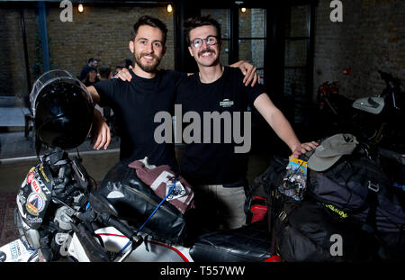 De 0001 sous embargo Lundi 22 avril Kane Avellano (à gauche), le précédent détenteur du record, et Henry de l'équipage qui a brisé le record mondial Guinness pour devenir la plus jeune personne à faire le tour du monde sur une moto. Henry, de Petersfield dans Surrey, a commencé son voyage en avril 2018 et a voyagé dans 35 pays et plus de 35 000 miles, la collecte de fonds pour la Fondation Movember. Banque D'Images