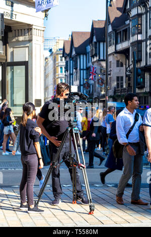 Caméra homme tournage dans la rue (Regent Street, London, UK) Banque D'Images