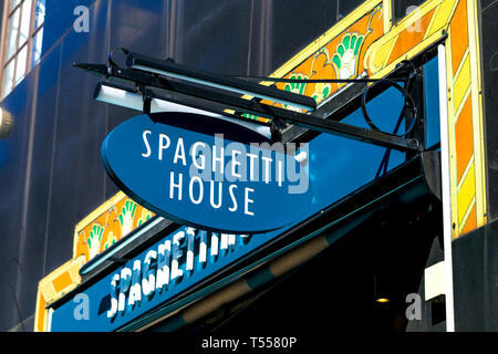 Signer pour la chaîne italienne Spaghetti House sur Argyll Street, Soho, London, UK Banque D'Images