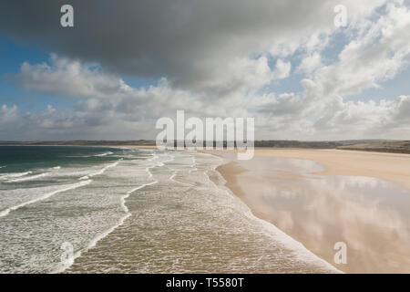 Vue depuis le chemin de la côte des sables bitumineux et le rein Porth Hayle Estuaire, North Cornwall, UK Banque D'Images