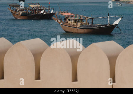 Les boutres omanais traditionnels ancrés dans le port historique de sur sur le golfe d'Oman Banque D'Images