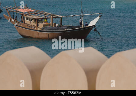 Les boutres omanais traditionnels ancrés dans le port historique de sur sur le golfe d'Oman Banque D'Images