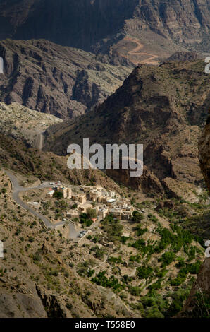 Le vert des montagnes appelé Jebel Akhdar des montagnes Hajar, l'intérieur dur d'Oman, la maison de rose traditionnelle et des fruits de la récolte Banque D'Images