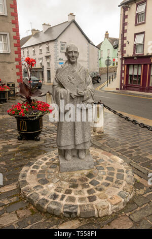 Une sculpture de l'Abbott de Duiske près de Duiske Abbey, Main Street, Blackpool, comté de Kilkenny, Irlande. Banque D'Images