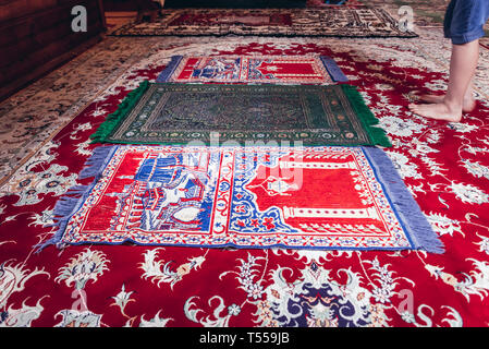 Tapis de prière dans la mosquée à Kruszyniany, ancien village Tatars polonais au sein de l'établissement, comté de Sokolka Podlaskie Voivodeship de Pologne Banque D'Images