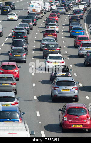 Haut bâtiment du trafic sur l'autoroute M25, près de l'aéroport de Heathrow au cours d'une rive ensoleillée maison de vacances au Royaume-Uni. Banque D'Images