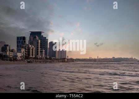 Skyline de Tel Aviv, Israël par la plage au crépuscule Banque D'Images