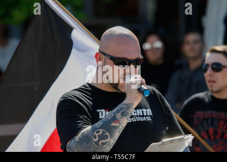 Ingelheim am Rhein, Allemagne. Apr 20, 2019. Le président du parti de droite Die Rechte (droite) en Rhénanie-Palatinat Florian Grabowski aborde le rallye. Autour de 2 000 manifestants ont protesté à Ingelheim contre une marche organisée par le parti de droite 'Die Rechte' (droite). Les haut-parleurs à l'rallyes plainte contre le politique du gouvernement allemand et de la promotion du vote pour Die Rechte' dans la prochaine élection européenne. La marche a été toutefois organisé le anniversaire d'Adolf Hitler. Crédit : Michael Debets/Pacific Press/Alamy Live News Banque D'Images