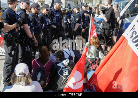 Ingelheim am Rhein, Allemagne. Apr 20, 2019. Sit-in de manifestants sont entourés par des agents de police. Autour de 2 000 manifestants ont protesté à Ingelheim contre une marche organisée par le parti de droite 'Die Rechte' (droite). Les haut-parleurs à l'rallyes plainte contre le politique du gouvernement allemand et de la promotion du vote pour Die Rechte' dans la prochaine élection européenne. La marche a été toutefois organisé le anniversaire d'Adolf Hitler. Crédit : Michael Debets/Pacific Press/Alamy Live News Banque D'Images