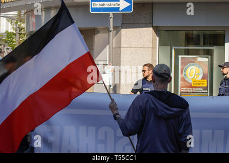 Ingelheim am Rhein, Allemagne. Apr 20, 2019. Un des manifestants de droite est titulaire d'un pavillon de l'Empire allemand. Autour de 2 000 manifestants ont protesté à Ingelheim contre une marche organisée par le parti de droite 'Die Rechte' (droite). Les haut-parleurs à l'rallyes plainte contre le politique du gouvernement allemand et de la promotion du vote pour Die Rechte' dans la prochaine élection européenne. La marche a été toutefois organisé le anniversaire d'Adolf Hitler. Crédit : Michael Debets/Pacific Press/Alamy Live News Banque D'Images