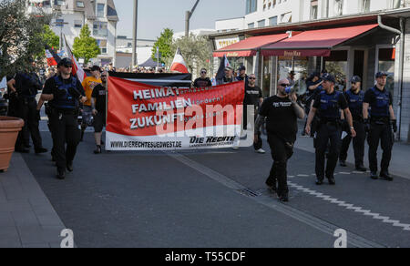 Ingelheim am Rhein, Allemagne. Apr 20, 2019. Les manifestants de droite mars à Ingelheim. Autour de 2 000 manifestants ont protesté à Ingelheim contre une marche organisée par le parti de droite 'Die Rechte' (droite). Les haut-parleurs à l'rallyes plainte contre le politique du gouvernement allemand et de la promotion du vote pour Die Rechte' dans la prochaine élection européenne. La marche a été toutefois organisé le anniversaire d'Adolf Hitler. Crédit : Michael Debets/Pacific Press/Alamy Live News Banque D'Images