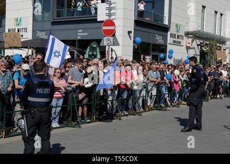 Ingelheim am Rhein, Allemagne. Apr 20, 2019. Séparer les agents de police à des protestations. Autour de 2 000 manifestants ont protesté à Ingelheim contre une marche organisée par le parti de droite 'Die Rechte' (droite). Les haut-parleurs à l'rallyes plainte contre le politique du gouvernement allemand et de la promotion du vote pour Die Rechte' dans la prochaine élection européenne. La marche a été toutefois organisé le anniversaire d'Adolf Hitler. Crédit : Michael Debets/Pacific Press/Alamy Live News Banque D'Images