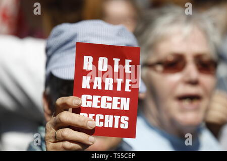 Ingelheim am Rhein, Allemagne. Apr 20, 2019. Un manifestant tient une pancarte qui dit "carton rouge contre le droit". Autour de 2 000 manifestants ont protesté à Ingelheim contre une marche organisée par le parti de droite 'Die Rechte' (droite). Les haut-parleurs à l'rallyes plainte contre le politique du gouvernement allemand et de la promotion du vote pour Die Rechte' dans la prochaine élection européenne. La marche a été toutefois organisé le anniversaire d'Adolf Hitler. Crédit : Michael Debets/Pacific Press/Alamy Live News Banque D'Images