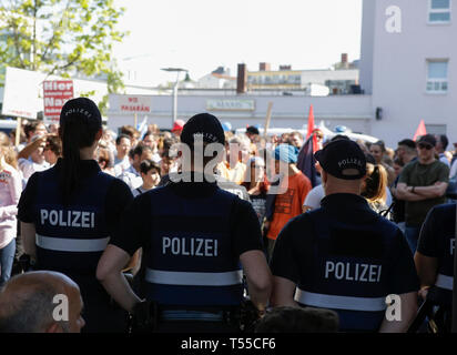 Ingelheim am Rhein, Allemagne. Apr 20, 2019. Les agents de police de bloquer le contre-manifestants de pénétrer dans la gare. Autour de 2 000 manifestants ont protesté à Ingelheim contre une marche organisée par le parti de droite 'Die Rechte' (droite). Les haut-parleurs à l'rallyes plainte contre le politique du gouvernement allemand et de la promotion du vote pour Die Rechte' dans la prochaine élection européenne. La marche a été toutefois organisé le anniversaire d'Adolf Hitler. Crédit : Michael Debets/Pacific Press/Alamy Live News Banque D'Images