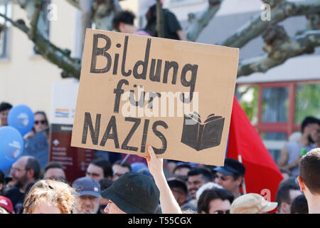 Ingelheim am Rhein, Allemagne. Apr 20, 2019. Un manifestant tient une pancarte qui dit "l'éducation pour des Nazis". Autour de 2 000 manifestants ont protesté à Ingelheim contre une marche organisée par le parti de droite 'Die Rechte' (droite). Les haut-parleurs à l'rallyes plainte contre le politique du gouvernement allemand et de la promotion du vote pour Die Rechte' dans la prochaine élection européenne. La marche a été toutefois organisé le anniversaire d'Adolf Hitler. Crédit : Michael Debets/Pacific Press/Alamy Live News Banque D'Images