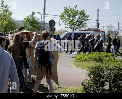 Ingelheim am Rhein, Allemagne. Apr 20, 2019. Contre-manifestants crier au petit groupe de manifestants de droite qui sont escortés par la police à leur rassemblement. Autour de 2 000 manifestants ont protesté à Ingelheim contre une marche organisée par le parti de droite 'Die Rechte' (droite). Les haut-parleurs à l'rallyes plainte contre le politique du gouvernement allemand et de la promotion du vote pour Die Rechte' dans la prochaine élection européenne. La marche a été toutefois organisé le anniversaire d'Adolf Hitler. Crédit : Michael Debets/Pacific Press/Alamy Live News Banque D'Images