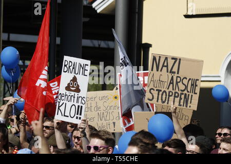 Ingelheim am Rhein, Allemagne. Apr 20, 2019. Counterprotesters protester avec des signes et des drapeaux contre l'aile droite des manifestants. Autour de 2 000 manifestants ont protesté à Ingelheim contre une marche organisée par le parti de droite 'Die Rechte' (droite). Les haut-parleurs à l'rallyes plainte contre le politique du gouvernement allemand et de la promotion du vote pour Die Rechte' dans la prochaine élection européenne. La marche a été toutefois organisé le anniversaire d'Adolf Hitler. Crédit : Michael Debets/Pacific Press/Alamy Live News Banque D'Images