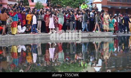 Katmandou, Népal. Apr 20, 2019. Les gens se rassemblent pour participer à la célébration de 'traditionnels' Gahana Khojne Jatra festival à Gahana Pokhari (Jewel-Pond Handigaon à) à Katmandou. Ils portent le char de déesse Tundaldevi sur leurs épaules et la recherche de ses bijoux perdu dans l'étang. Folklores décrire en longueur l'histoire de quatre sœurs déesse et comment l'un d'eux a perdu ses bijoux. Le festival est censé avoir démarré à partir de la période de l'histoire Lichchhavi népalais. Credit : Archana Shrestha/Pacific Press/Alamy Live News Banque D'Images