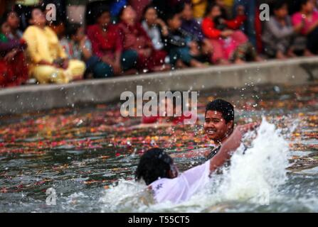 Katmandou, Népal. Apr 20, 2019. Les gens nagent dans la célébration de 'traditionnels' Gahana Khojne Jatra festival à Gahana Pokhari (Jewel-Pond Handigaon à) à Katmandou. Ils portent le char de déesse Tundaldevi sur leurs épaules et la recherche de ses bijoux perdu dans l'étang. Folklores décrire en longueur l'histoire de quatre sœurs déesse et comment l'un d'eux a perdu ses bijoux. Le festival est censé avoir démarré à partir de la période de l'histoire Lichchhavi népalais. Credit : Archana Shrestha/Pacific Press/Alamy Live News Banque D'Images