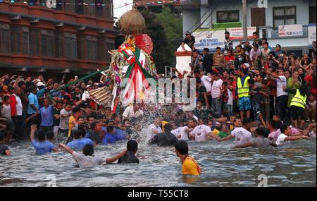 Katmandou, Népal. Apr 20, 2019. Les populations locales de Newar participer à la célébration de 'traditionnels' Gahana Khojne Jatra festival à Gahana Pokhari (Jewel-Pond Handigaon à) à Katmandou. Ils portent le char de déesse Tundaldevi sur leurs épaules et la recherche de ses bijoux perdu dans l'étang. Folklores décrire en longueur l'histoire de quatre sœurs déesse et comment l'un d'eux a perdu ses bijoux. Le festival est censé avoir démarré à partir de la période de l'histoire Lichchhavi népalais. Credit : Archana Shrestha/Pacific Press/Alamy Live News Banque D'Images