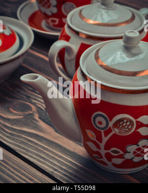 Une ancienne série de théières en céramique, tasses, soucoupes sur une table en bois. Cérémonie du thé. Banque D'Images