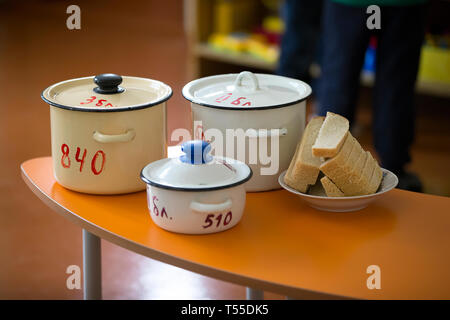 Une casserole avec de la nourriture sur la table dans une institution pour enfants. La nutrition à l'école maternelle. Eds pour preschoolersWhite casserole. Banque D'Images