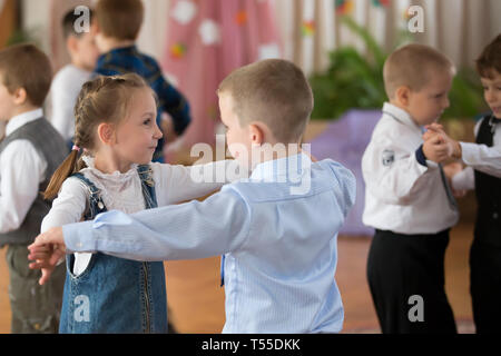 Biélorussie, Minsk, le 13 octobre 2017. L'école maternelle. Fête d'automne.petit garçon et fille sont la danse valse. Dancing Banque D'Images