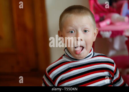 Le Bélarus, la ville de Gomel, le 14 décembre 2017. Le jardin d'enfants est le cinquième.Le petit garçon a montré sa langue. Froncement et faire face à Banque D'Images