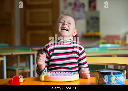 Le Bélarus, la ville de Gomel, le 14 décembre 2017. Le jardin d'enfants est le cinquième enfant d'un enfant.dans un jardin d'rit gaiement Banque D'Images