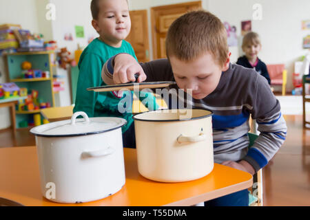 Le jardin d'enfants est la cinquième. La nutrition des enfants en maternelle. Le garçon veut manger. Regardez dans Banque D'Images