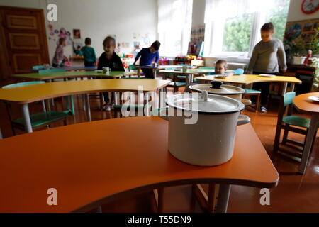 Une casserole avec de la nourriture sur la table dans une institution pour enfants. La nutrition à l'école maternelle. Eds préscolaires.White casserole Banque D'Images