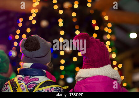 Les enfants sont à la recherche à l'arbre de Noël Banque D'Images