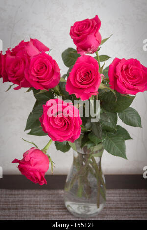 Un magnifique bouquet de roses fraîches dans un vase Banque D'Images