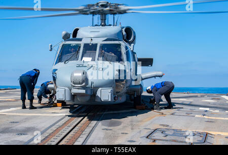 190418-N-XN169-1018 MER MÉDITERRANÉE (18 avril 2019) marins sécuriser une Sea Hawk MH-60R affecté à l'hélicoptère "Grandmasters" de l'Escadron d'hélicoptères grève maritime (HSM) 46 au poste de pilotage à bord de la classe Arleigh Burke destroyer lance-missiles USS Mason (DDG 87). Mason est en cours dans le cadre d'Abraham Lincoln (ABECSG) déploiement à l'appui des efforts de coopération en matière de sécurité maritime en 5e, 6e et 7e flotte domaines de responsabilité. Avec Abraham Lincoln comme le navire amiral, le déploiement d'actifs du groupe : Grève du personnel, les navires et aéronefs de 12 Groupe aéronaval Banque D'Images