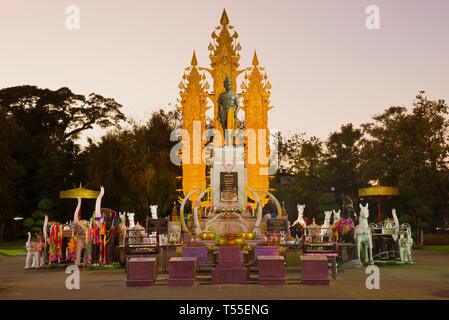 Thaïlande - CHIANG RAY, 16 décembre 2018 : Monument au Roi Mengray le grand sur crépuscule du soir Banque D'Images