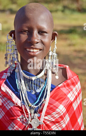 Les Masais fille dans la réserve naturelle du Masai Mara. Les Masaïs sont un groupe ethnique vivant dans le sud de nilotique du Kenya et du nord de la Tanzanie. © Antonio Ciufo Banque D'Images