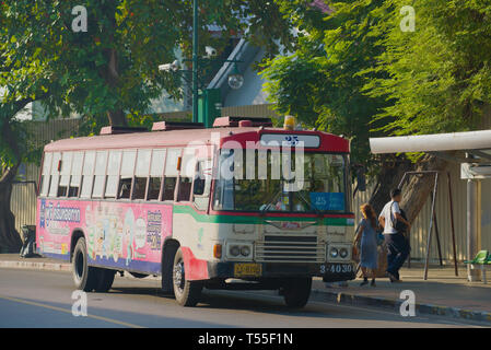 BANGKOK, THAÏLANDE - 27 décembre 2018 : bus route 25 à l'arrêt de bus Banque D'Images