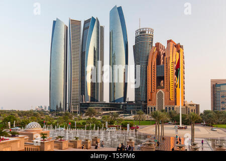 Émirats arabes unis, Abu Dhabi, centre-ville Skyline Banque D'Images