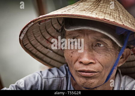 Vietnamese homme portant Chapeau conique traditionnel portrait de diverses personnes Banque D'Images