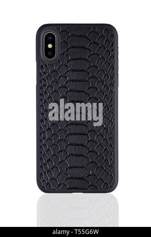 Étui en cuir de téléphone noir sur blanc fond isolé, classic design accessoires. Banque D'Images